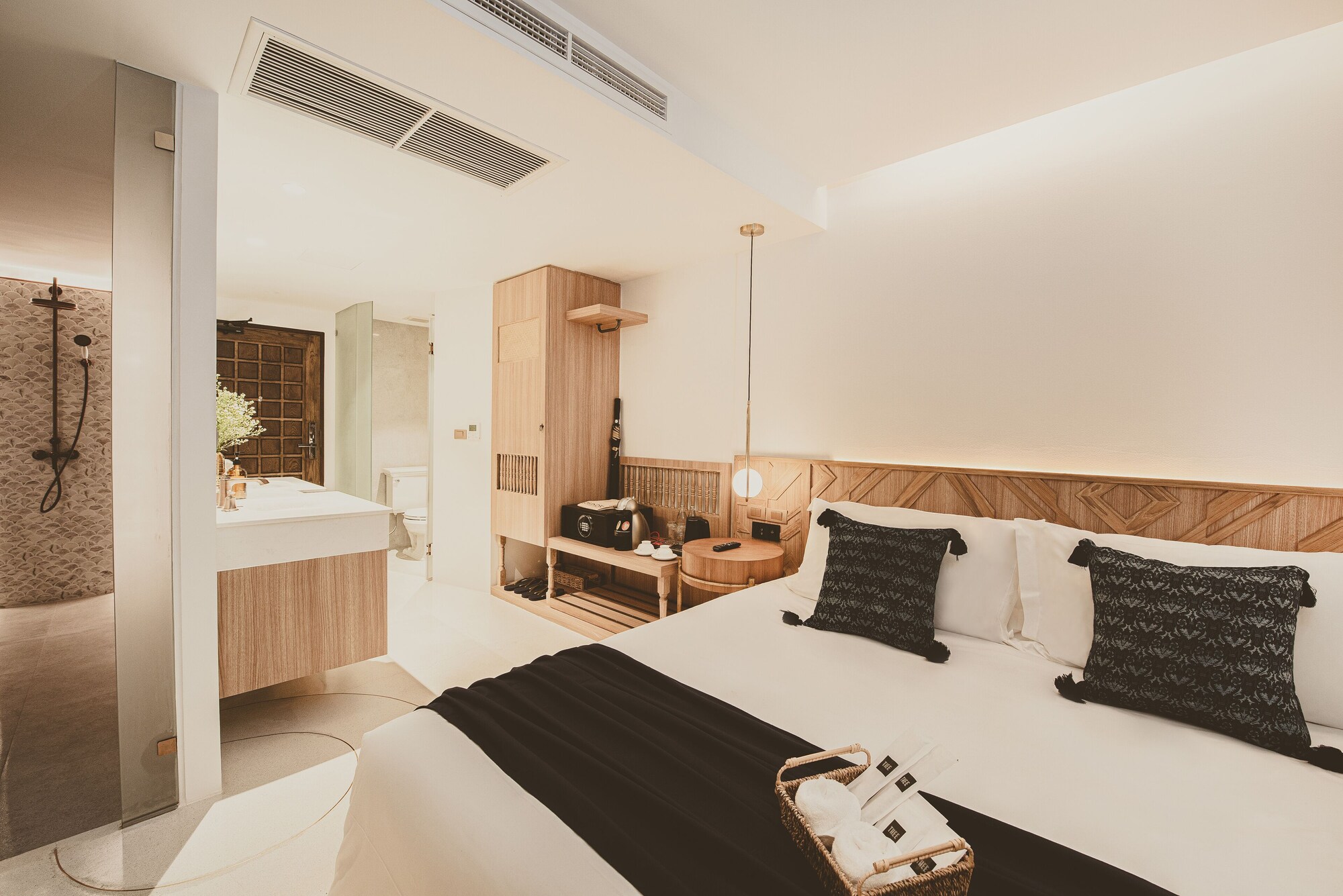SUITE, PLUNGE POOL