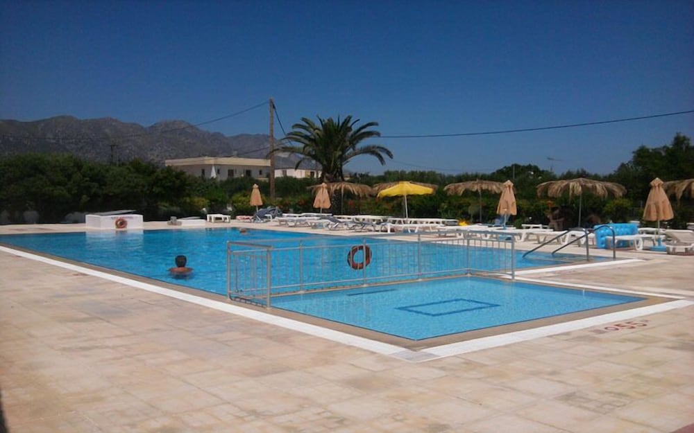 NIKOS 2 STUDIOS AND APARTMENTS 18/25