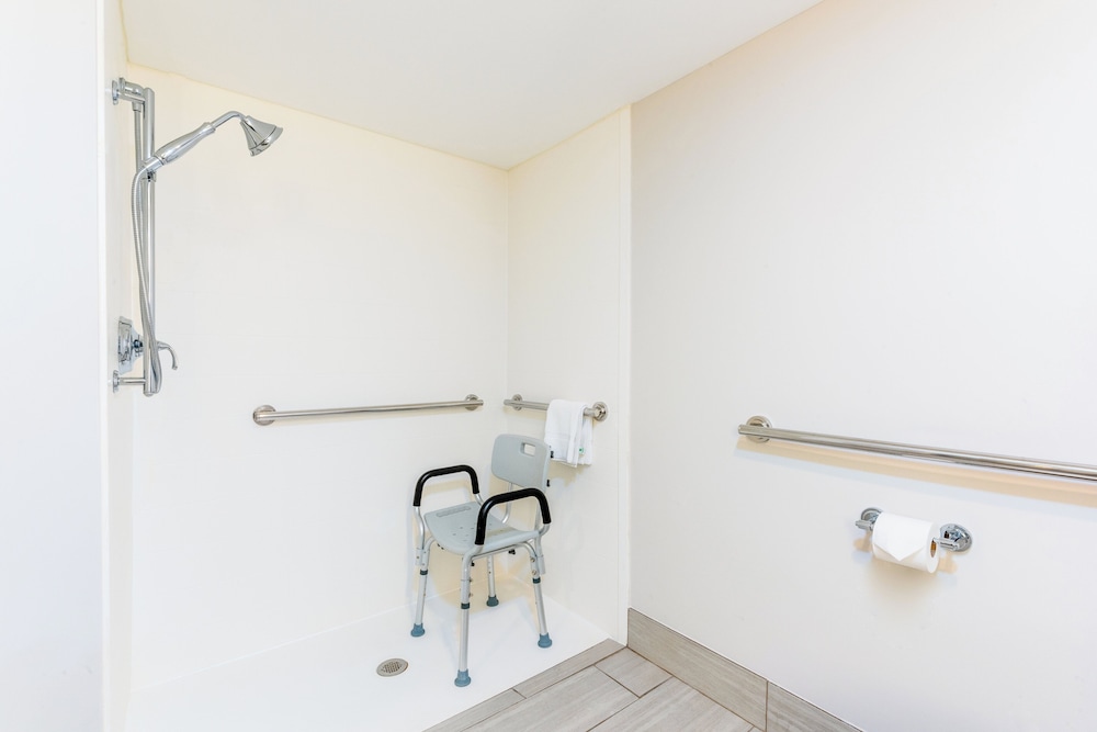 غرفة قياسية بسرير كينج لذوي الإعاقة، Holiday Inn Express & Suites Bradenton West, an IHG Hotel 5/5