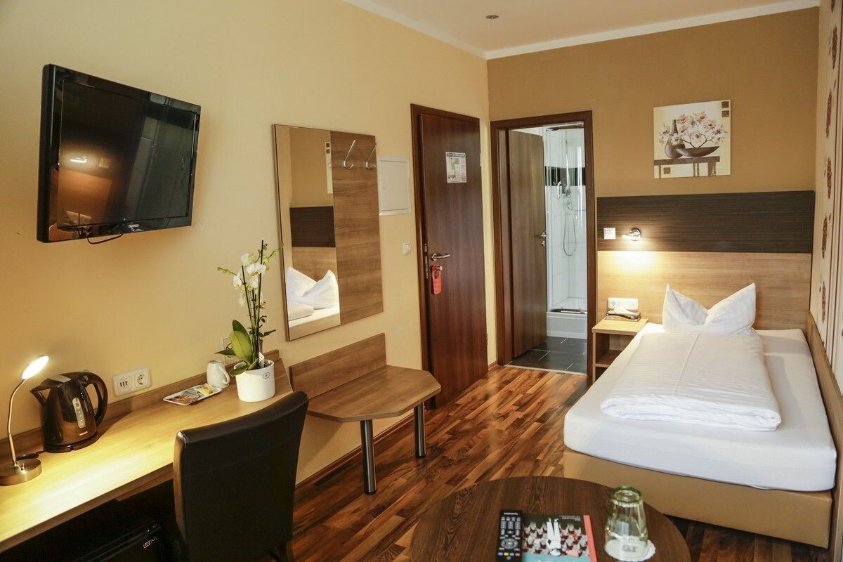 ROOM, SINGLE