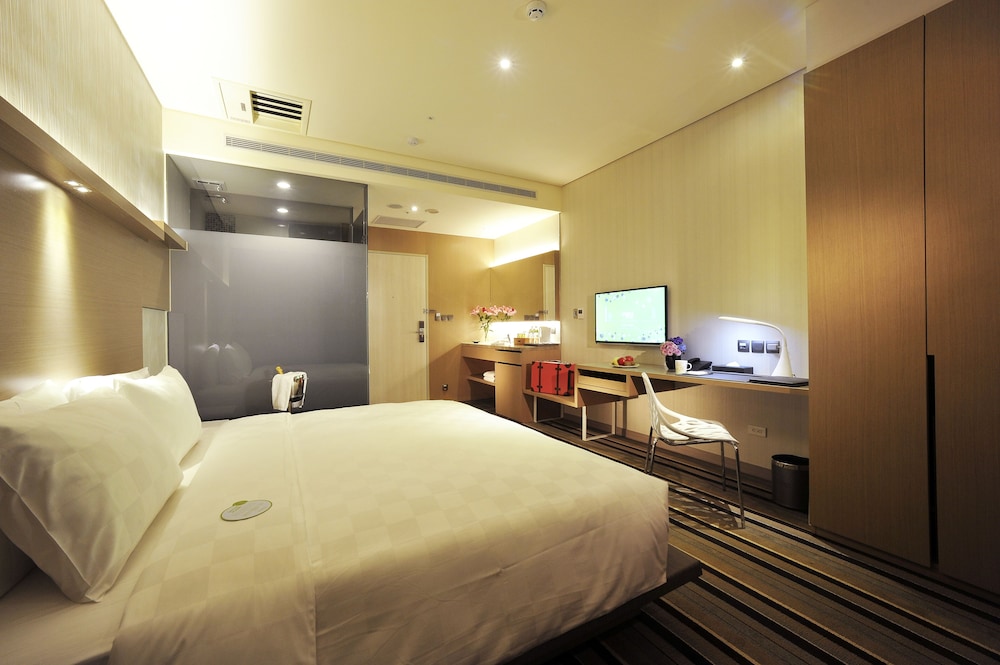 Sparkle Hotel 16/48