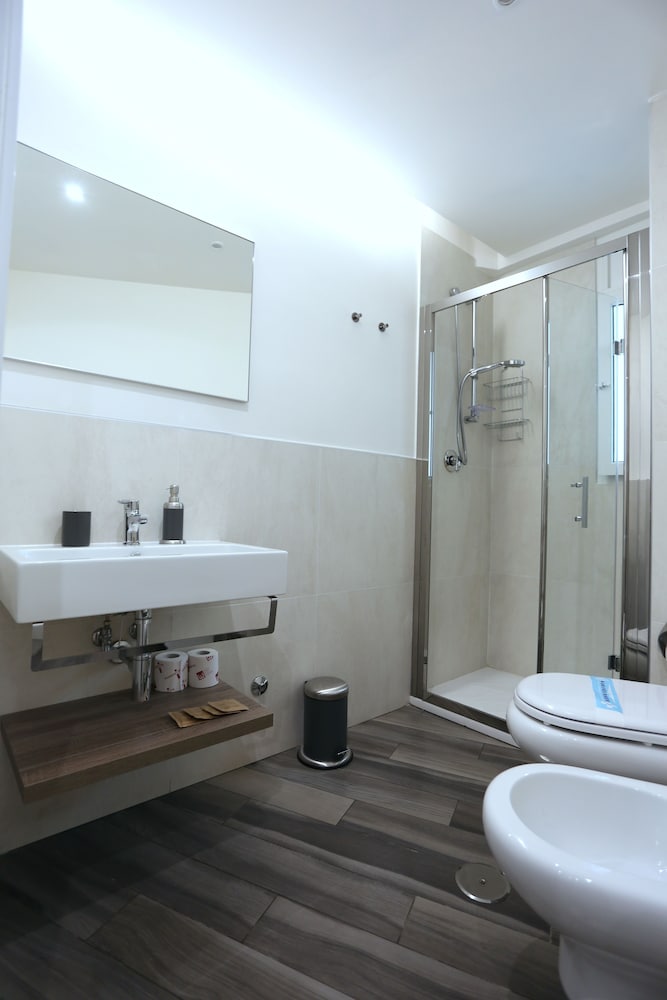 B&B Home 77 63/63