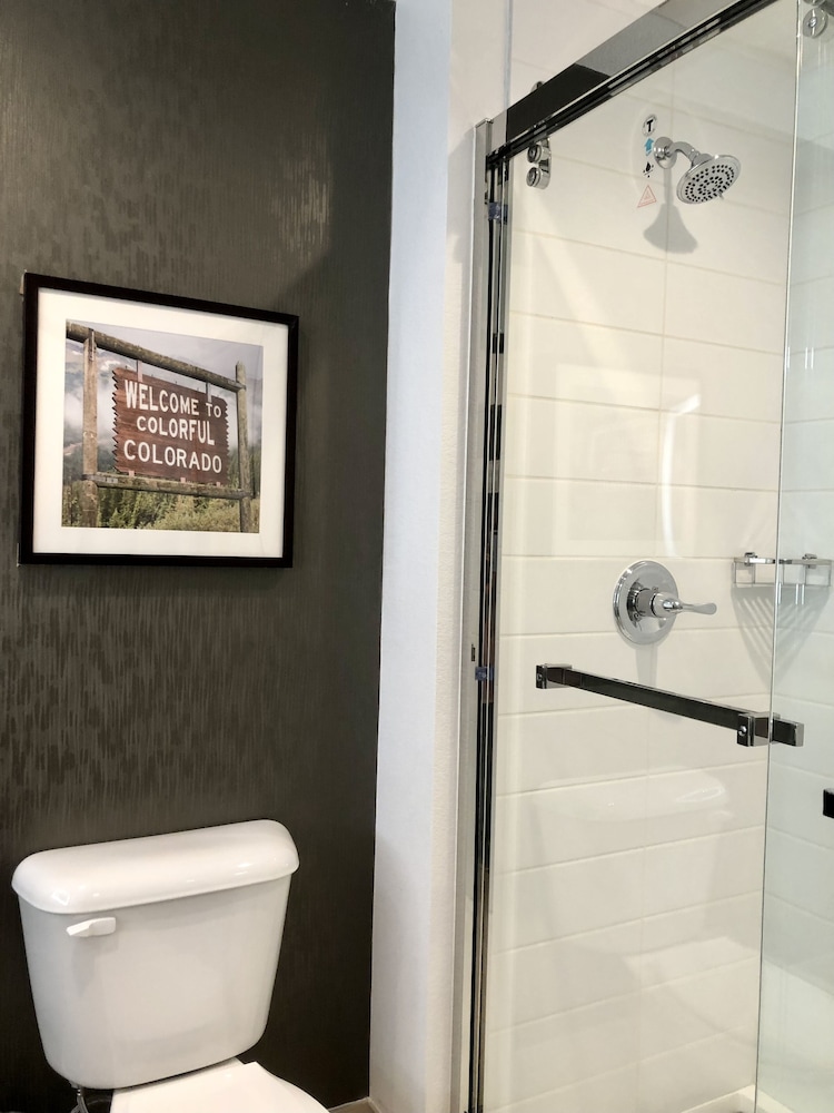 غرفة بسرير كينج، La Quinta Inn & Suites by Wyndham Denver Parker 8/9