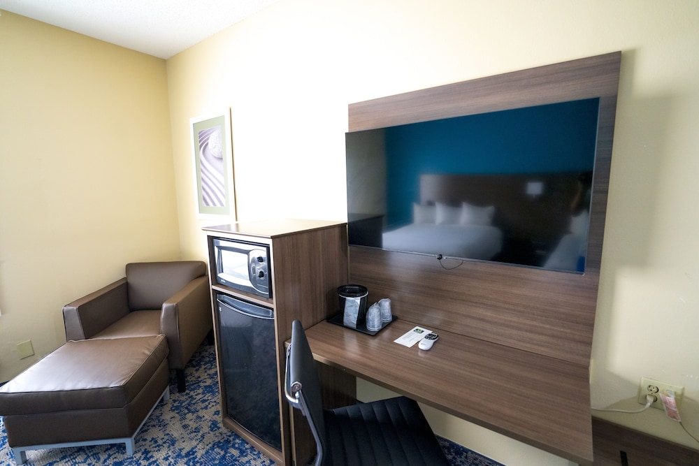 Quality Inn & Suites Monroeville South 22/26