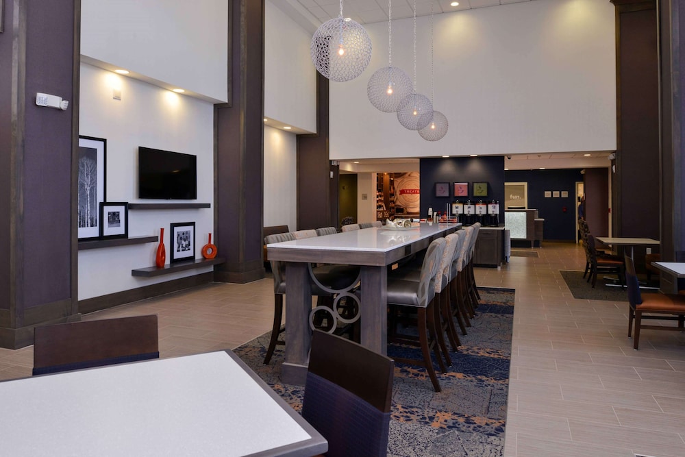 Hampton Inn & Suites Albany/East Greenbush 37/46