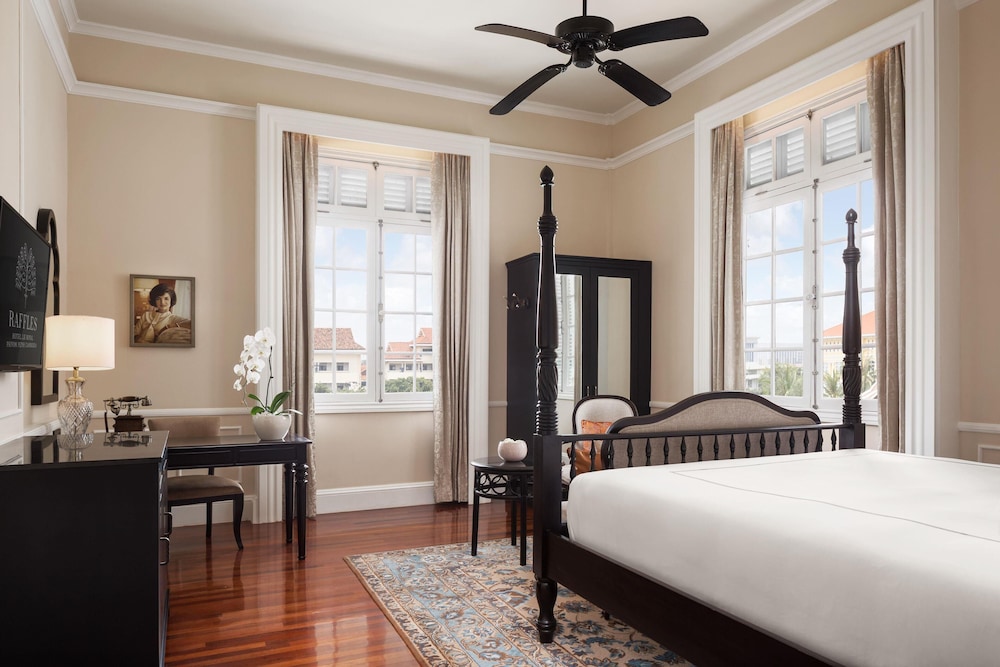 Personality, Suite, King Bed 2/10