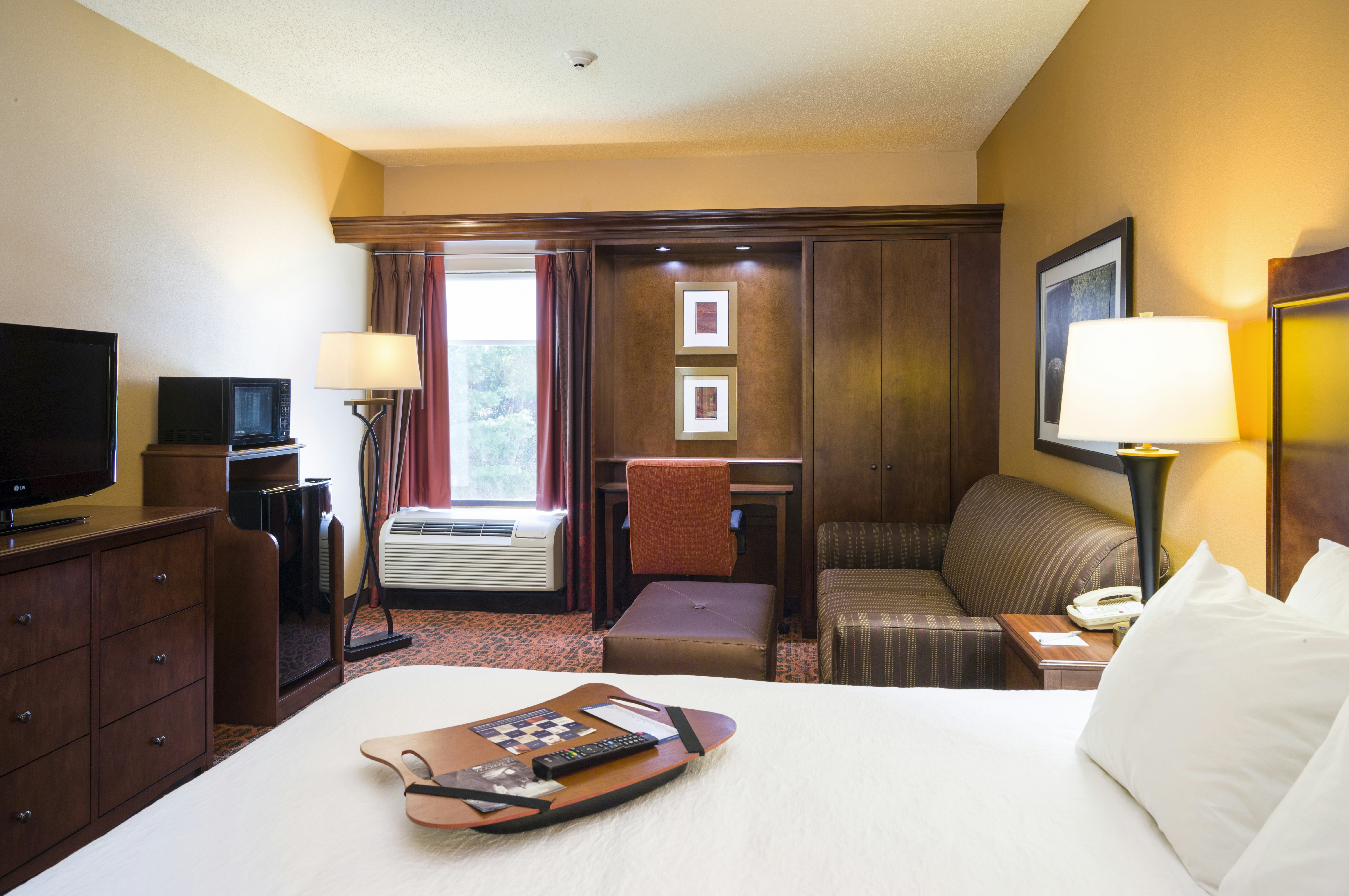 غرفة بسرير كينج مع أريكة، Hampton Inn Selinsgrove/Shamokin Dam, PA 4/5