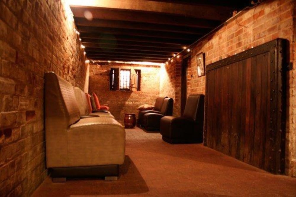 Rose & Crown Hotel 25/49