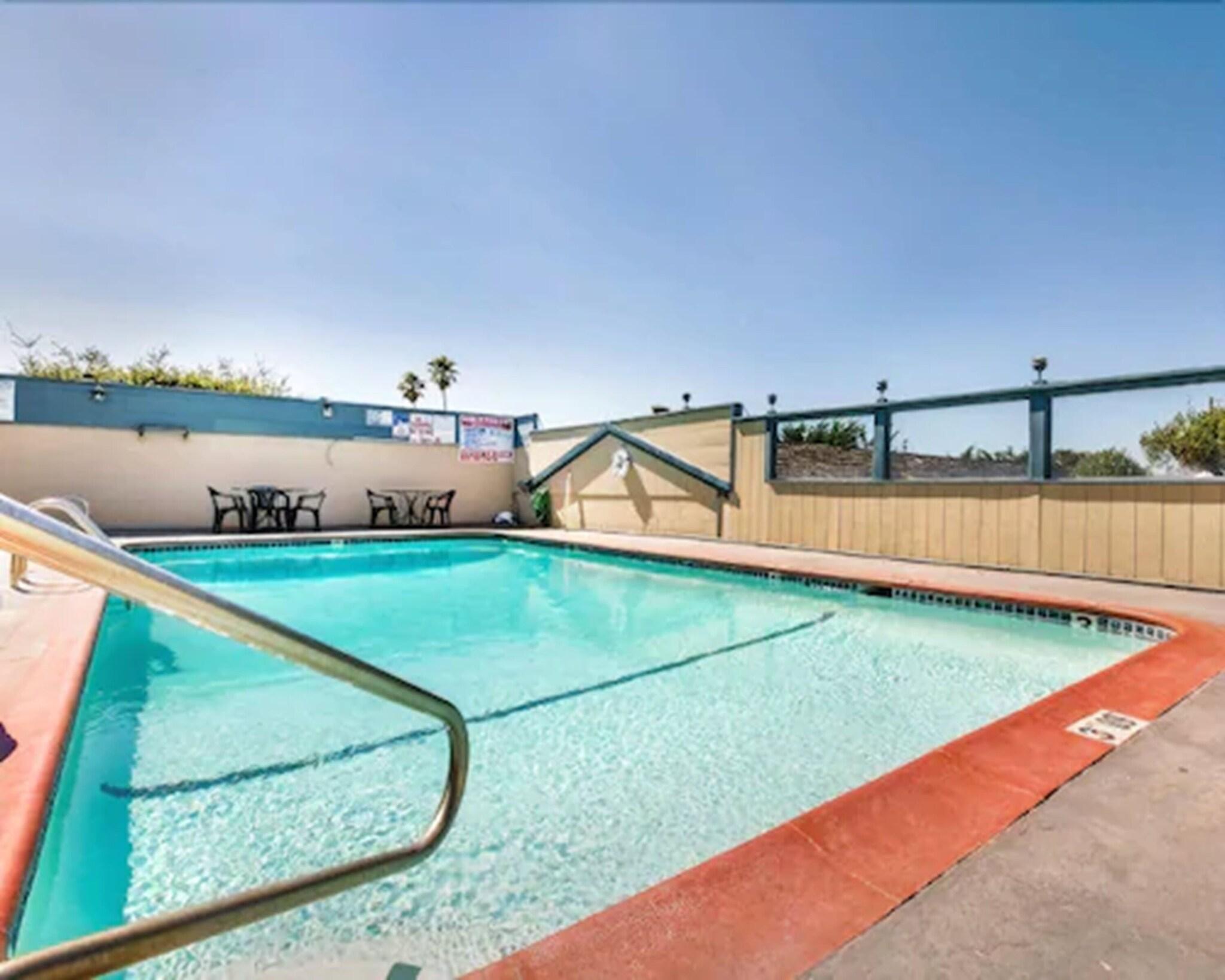 Econo Lodge Monterey Fairgrounds 17/21