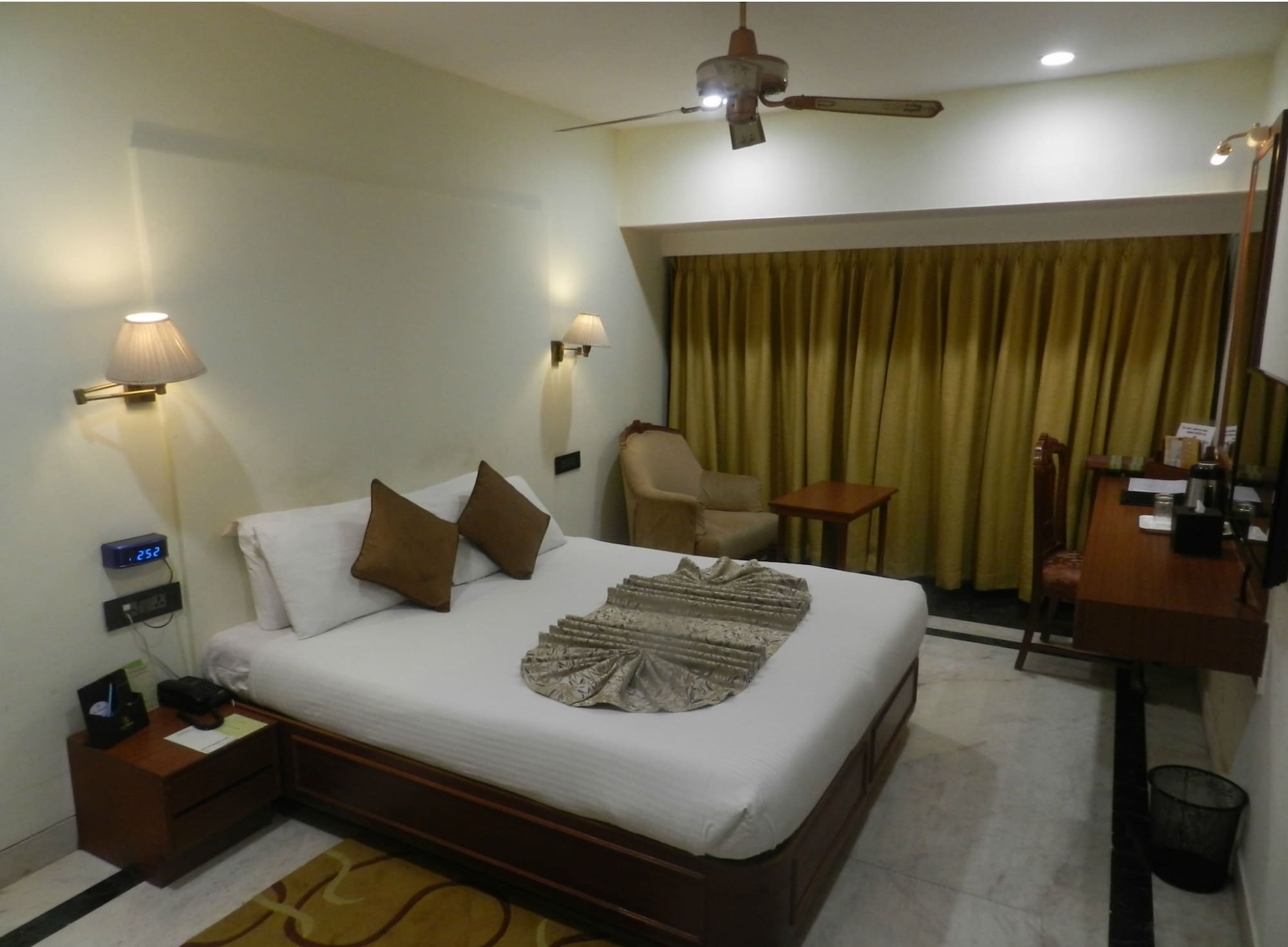 SUPERIOR ROOM