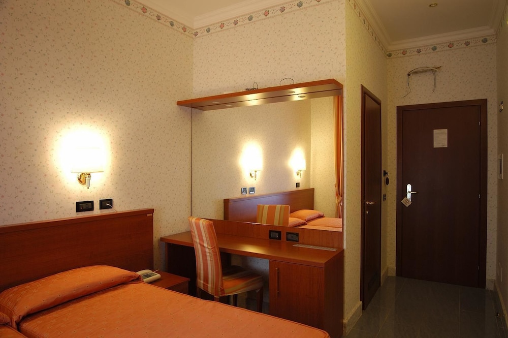 Hotel Dina 40/53