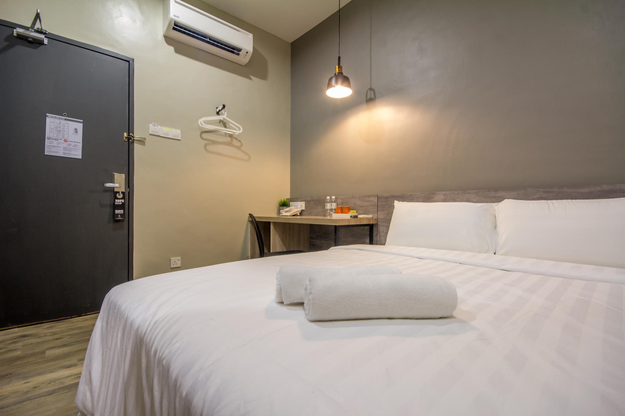 Room, King Bed, No Window