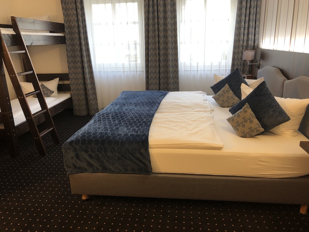 Family, Triple, 1 Double and 1 Single Bed, Lobinger Hotel Weisses Ross 7/10