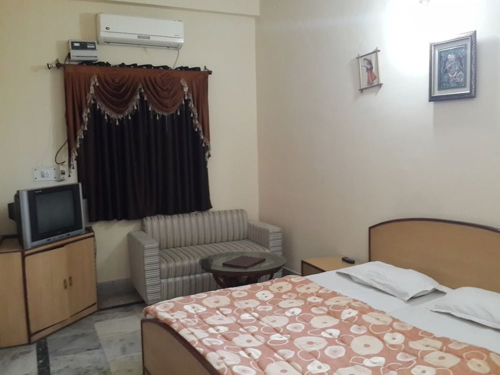 Muskan Hotel 24/48
