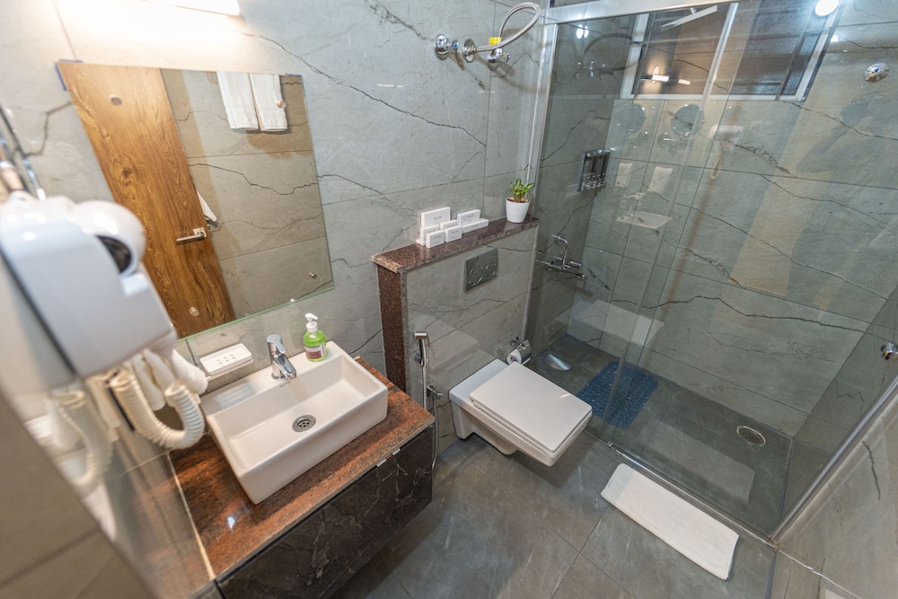 Clarks Inn Airport Hotel Bangalore 32/34