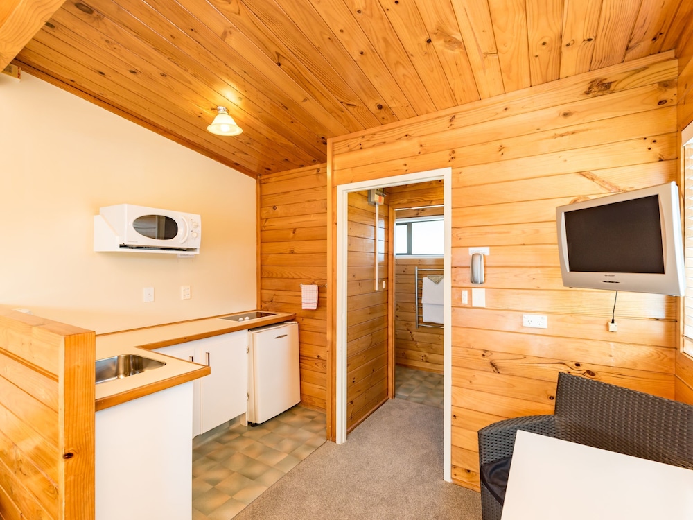 Outrigger Motel 15/38