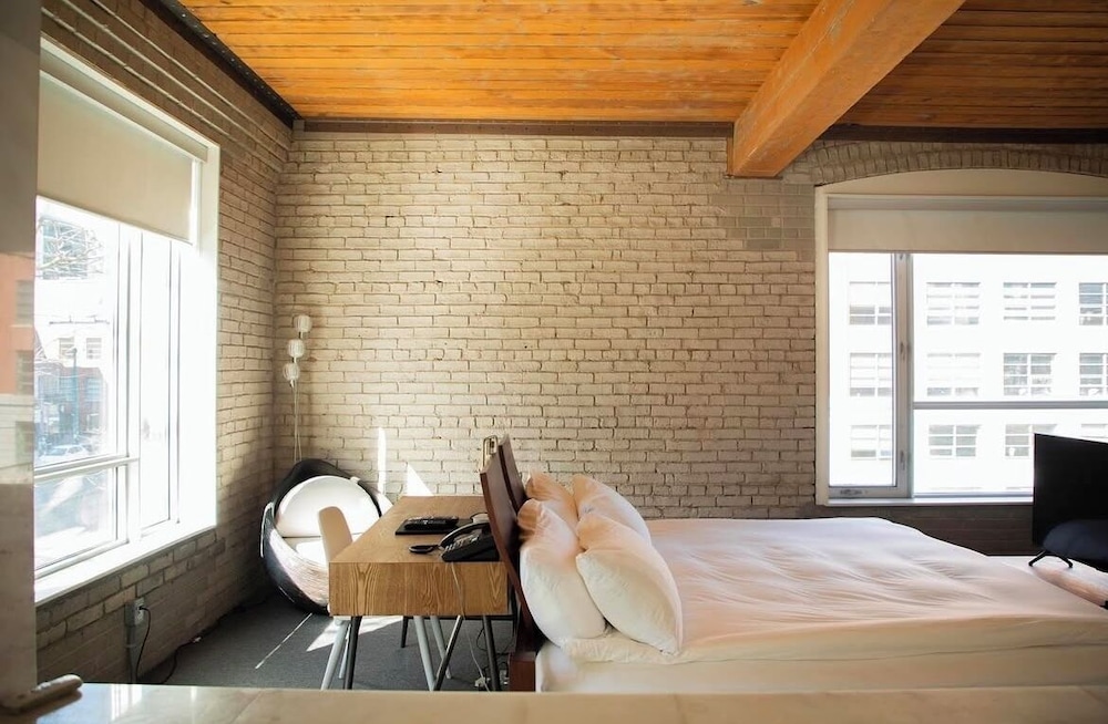 DELUXE, KING BED