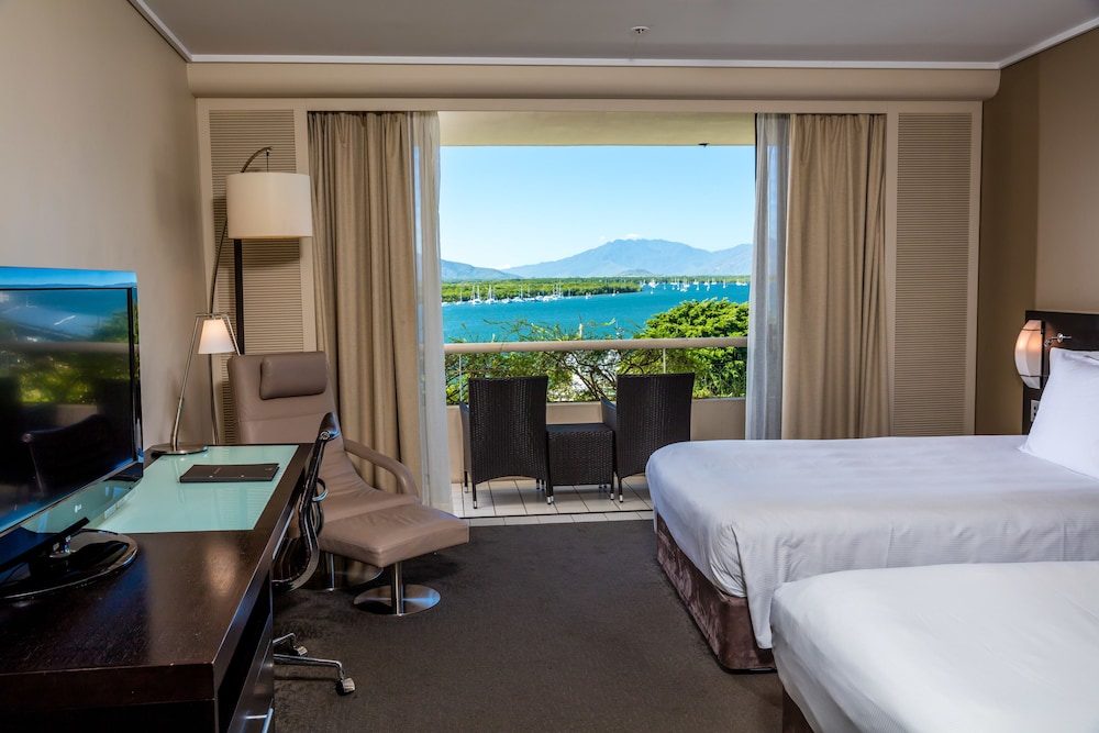 Hilton Cairns Hotel 34/85
