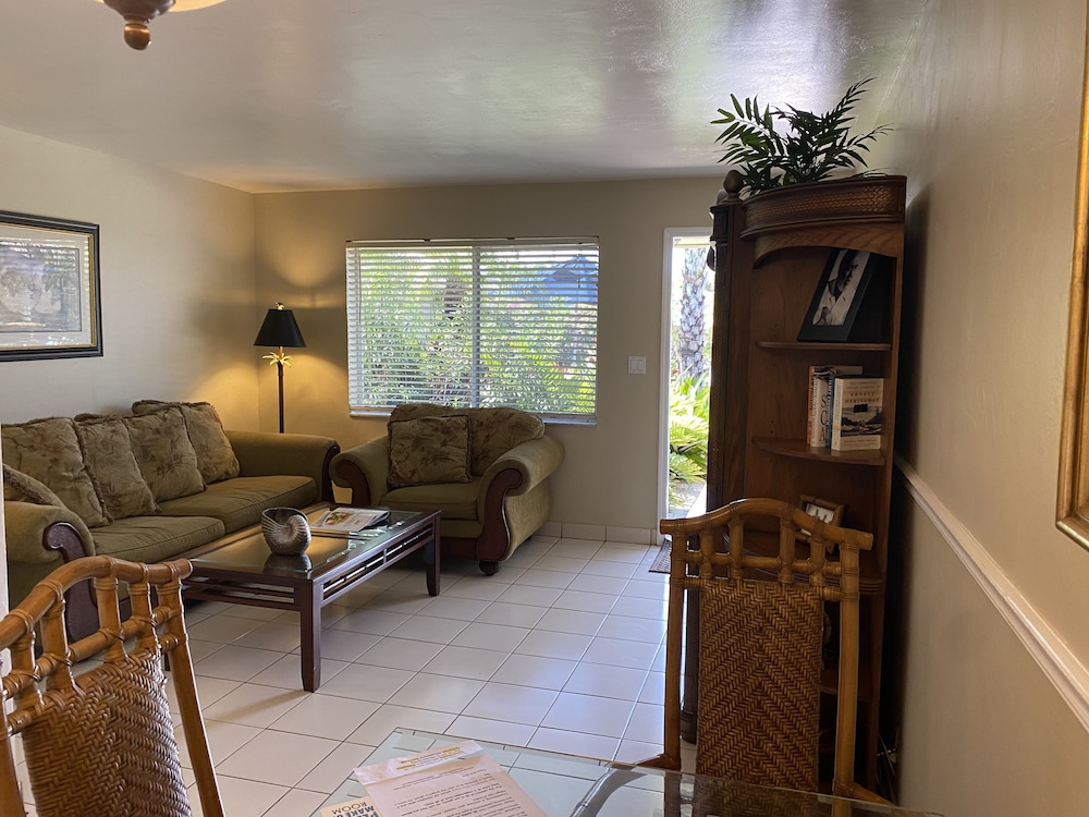 Casitas Coral Ridge formerly Estoril Paradise Inn 35/50