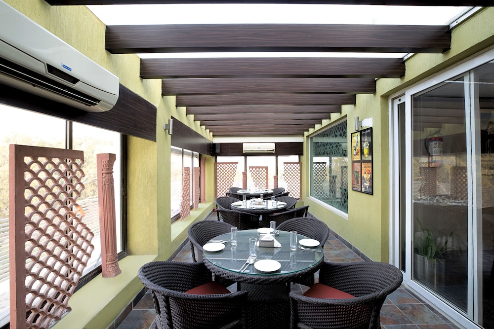 Lemon Tree Hotel Alwar 17/24