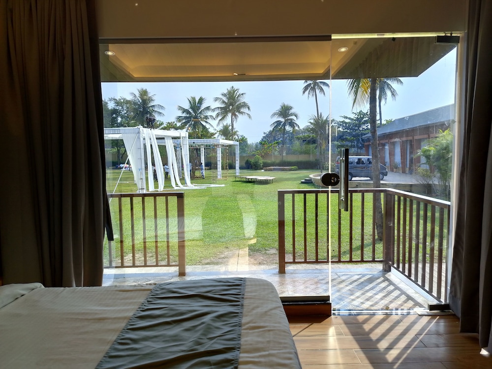 Paramount Riverfront Resort and Spa 25/50