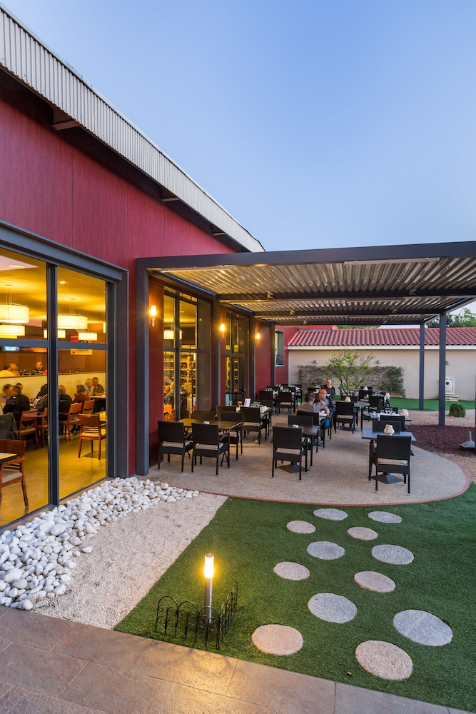 Gatsby Hotel and Restaurant By HappyCulture 45/50