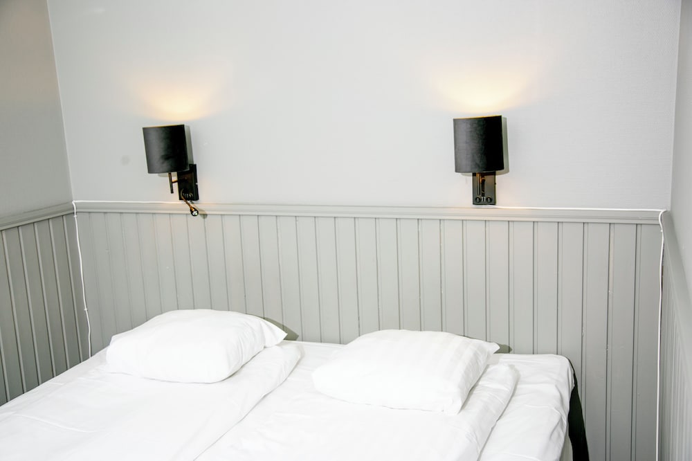 Standard, Double or Twin Bed, No Window