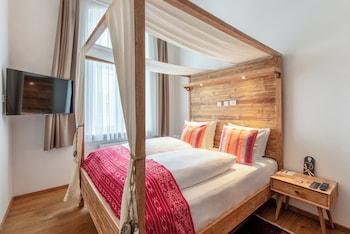 ROOM, DOUBLE BED