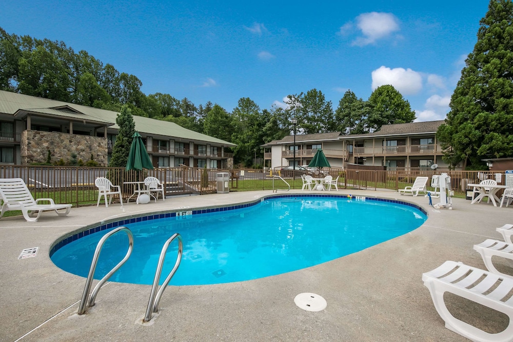 Quality Inn & Suites Mt. Chalet 31/36