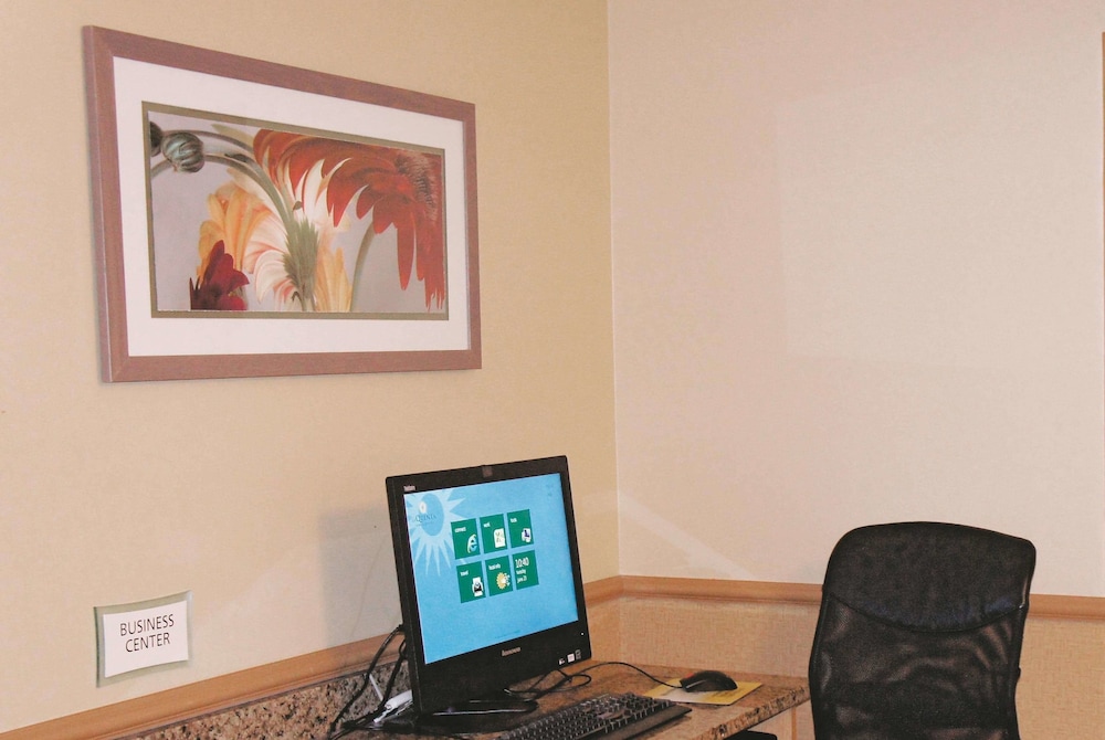 La Quinta Inn & Suites by Wyndham Houston Bush IAH South 20/46