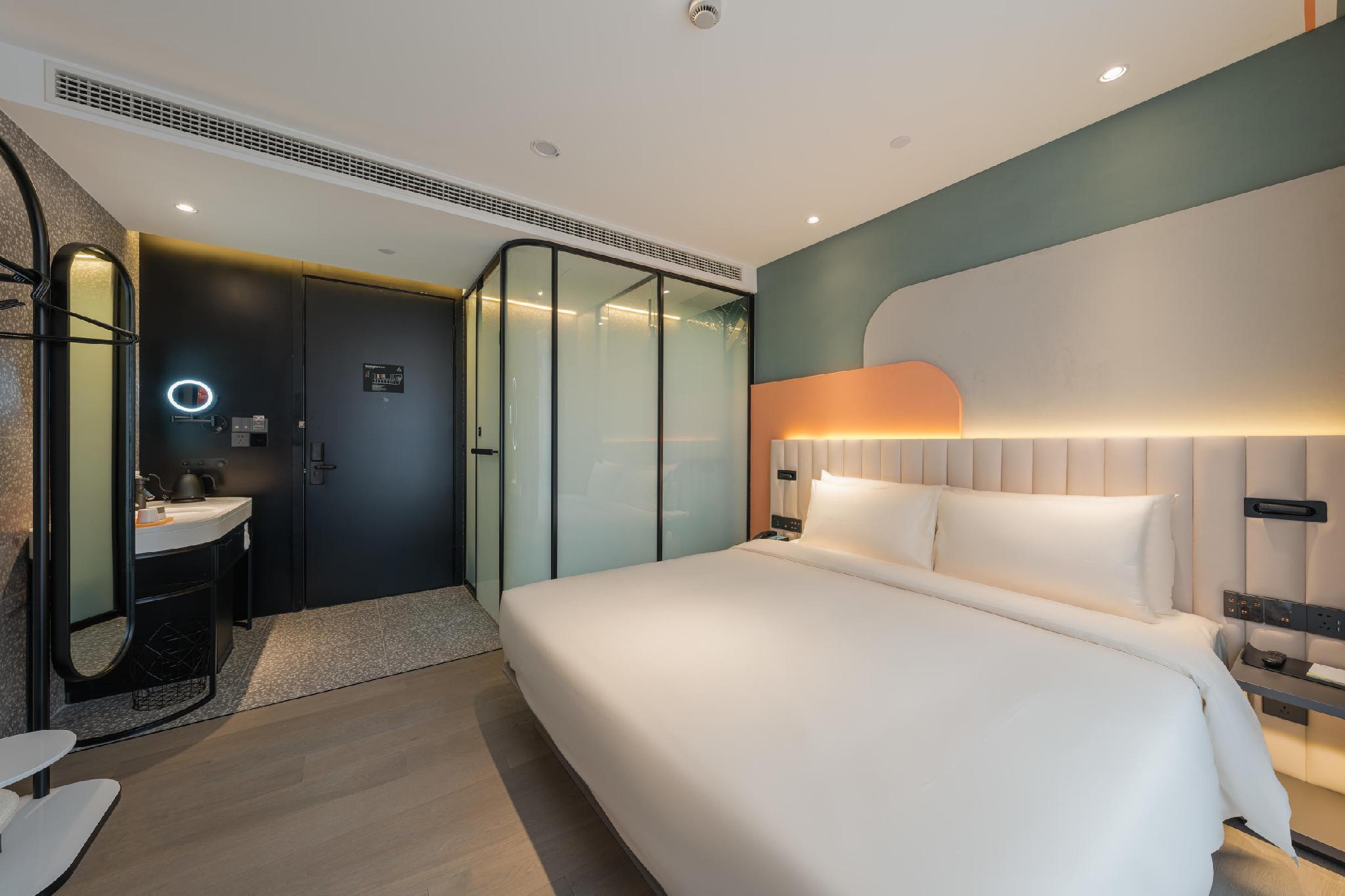 Elegant, Queen Bed, Attic