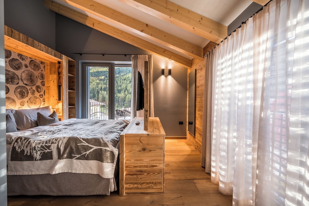Lovely, Lodge