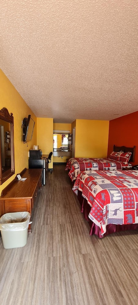 Chaparral Motel 32/57