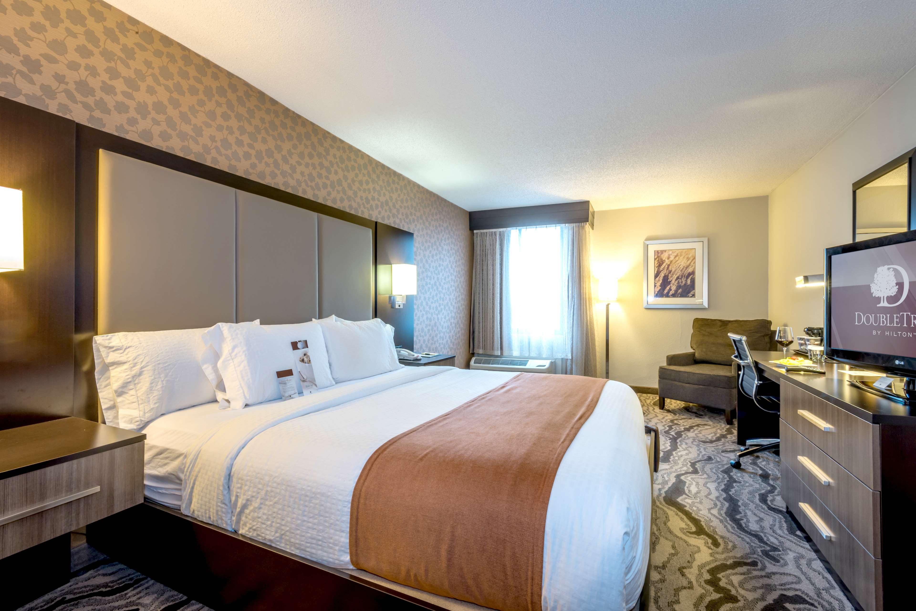 ROOM, KING BED