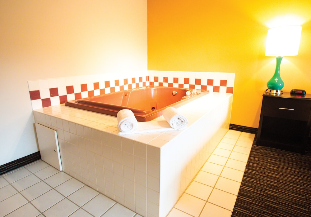 جناح بسرير كينج بجاكوزي، Cottage Grove Inn 3/4