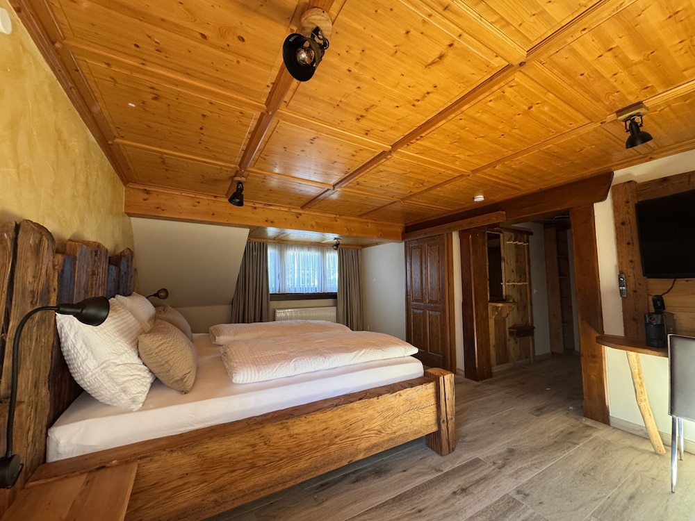Room, King Bed, Tower View