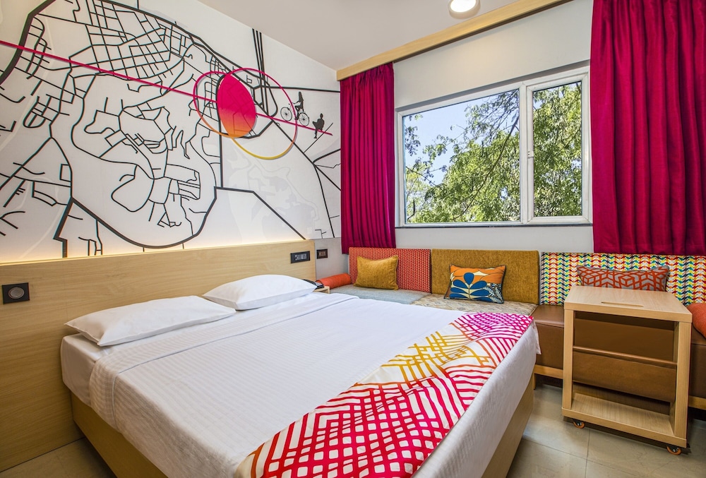 LUXURY, QUEEN BED