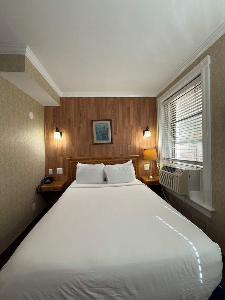 STANDARD, QUEEN BED