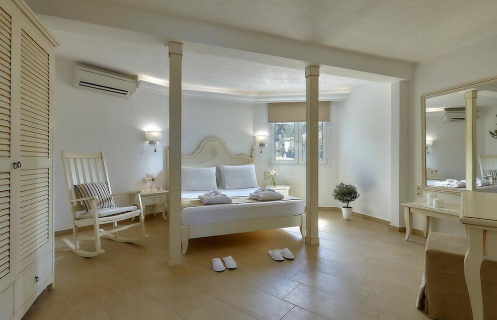 Alexander Beach Hotel & Village Resort in HERSONISSOS