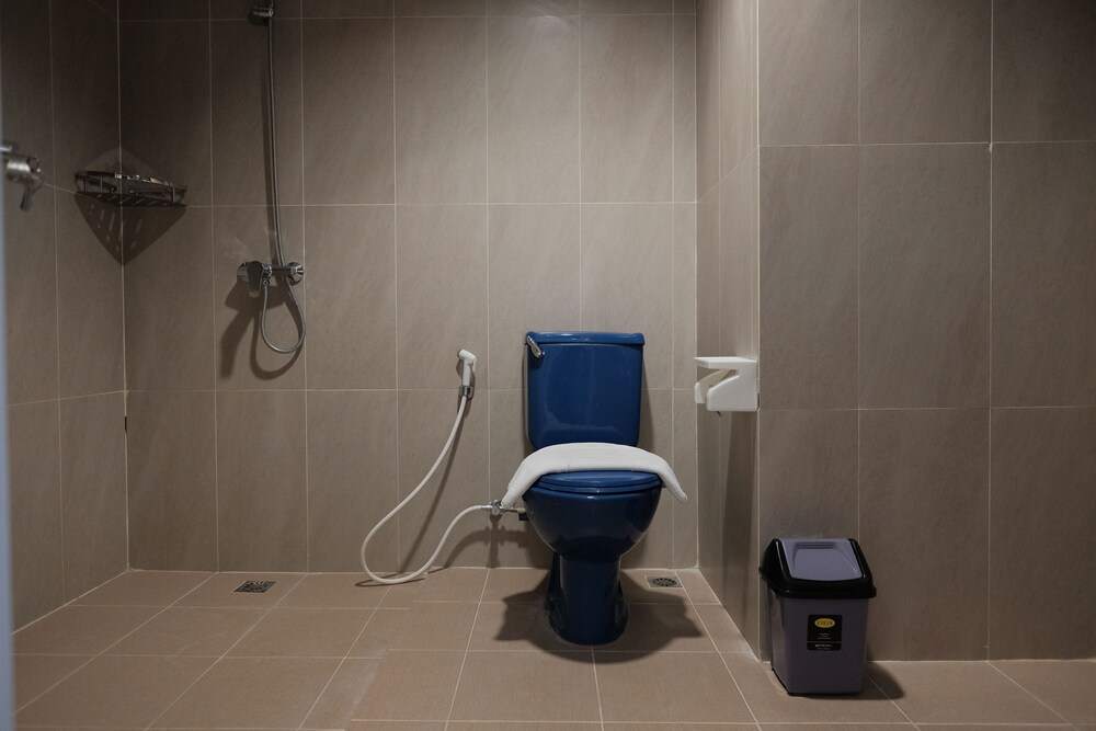 RedDoorz Plus near Ferry Terminal Batam Center 19/23