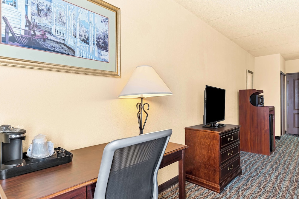 Best Western Holiday Manor 43/49