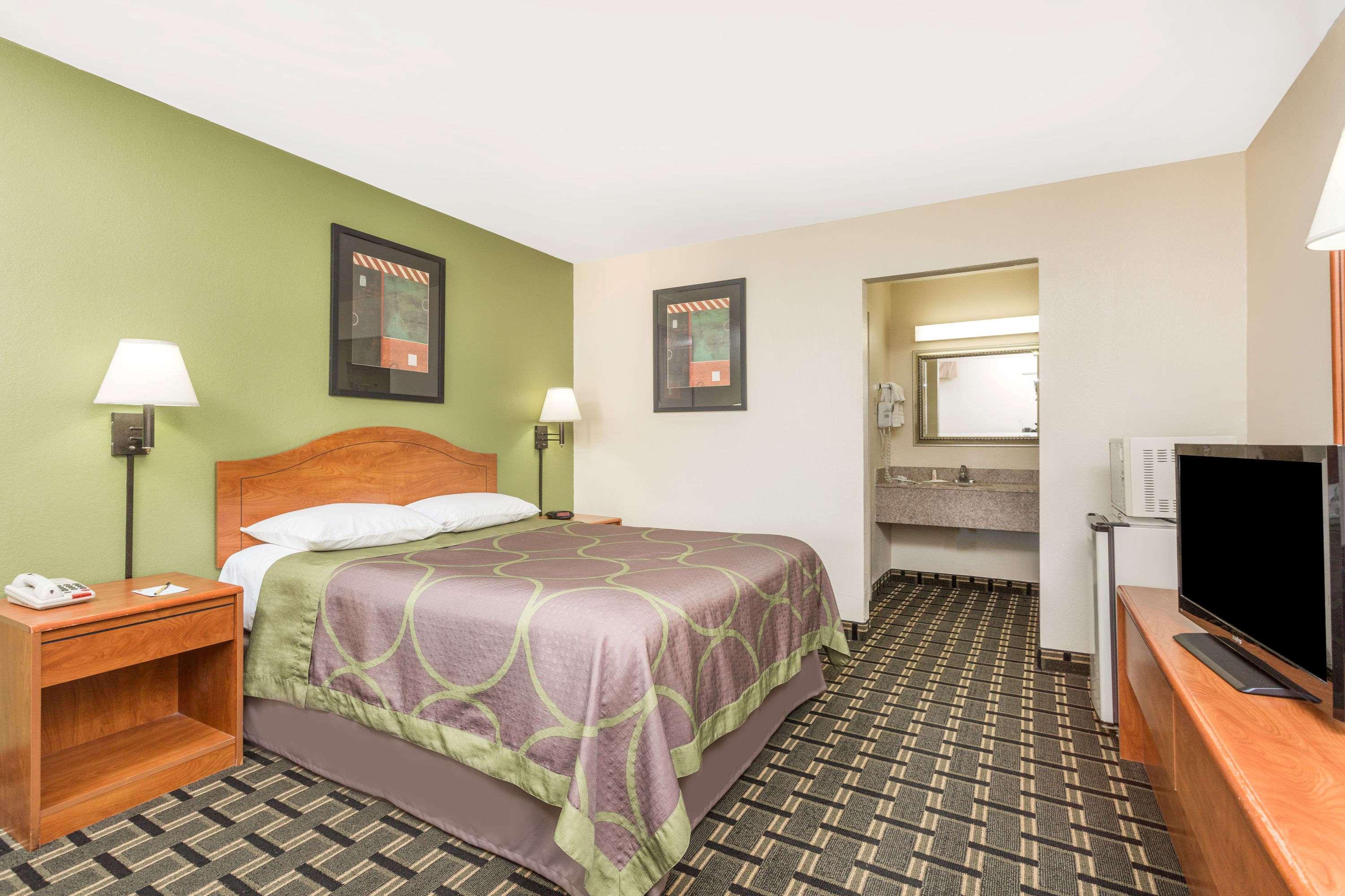 1 Queen Bed - Non-Smoking, Micfridge