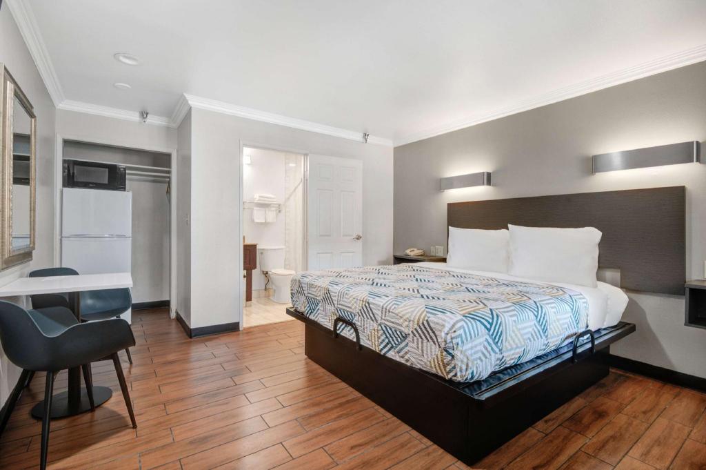 ROOM, KING BED
