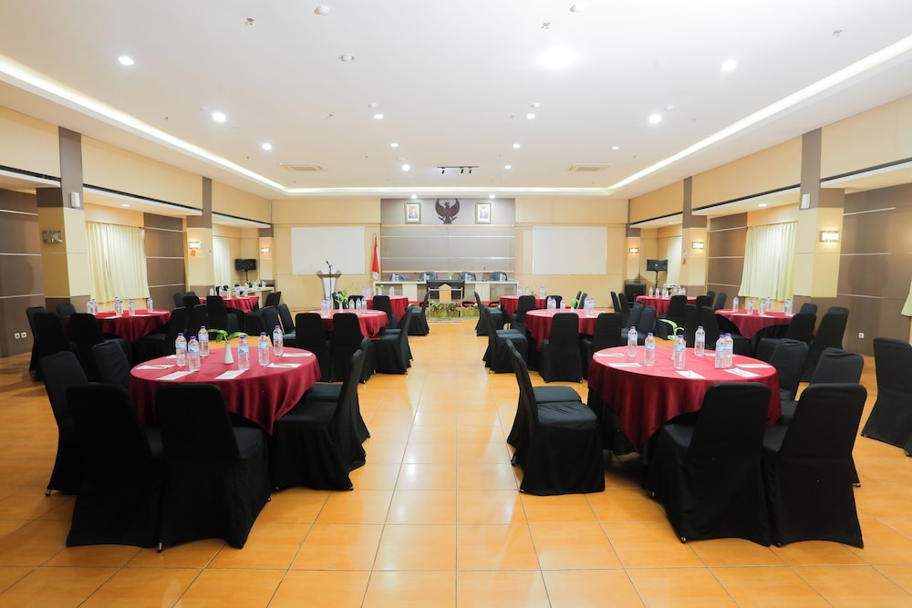 Front One Hk Resort Semarang 46/49