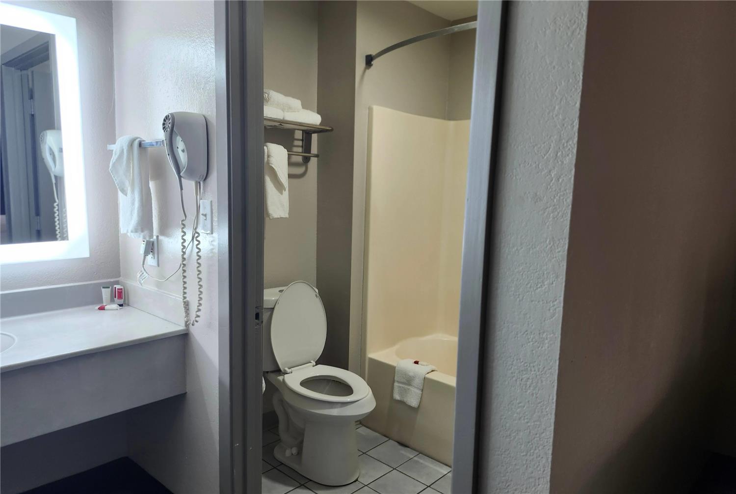 Days Inn by Wyndham Ocean Springs 32/32