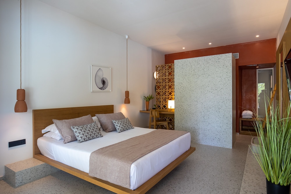 DELUXE, DOUBLE BED