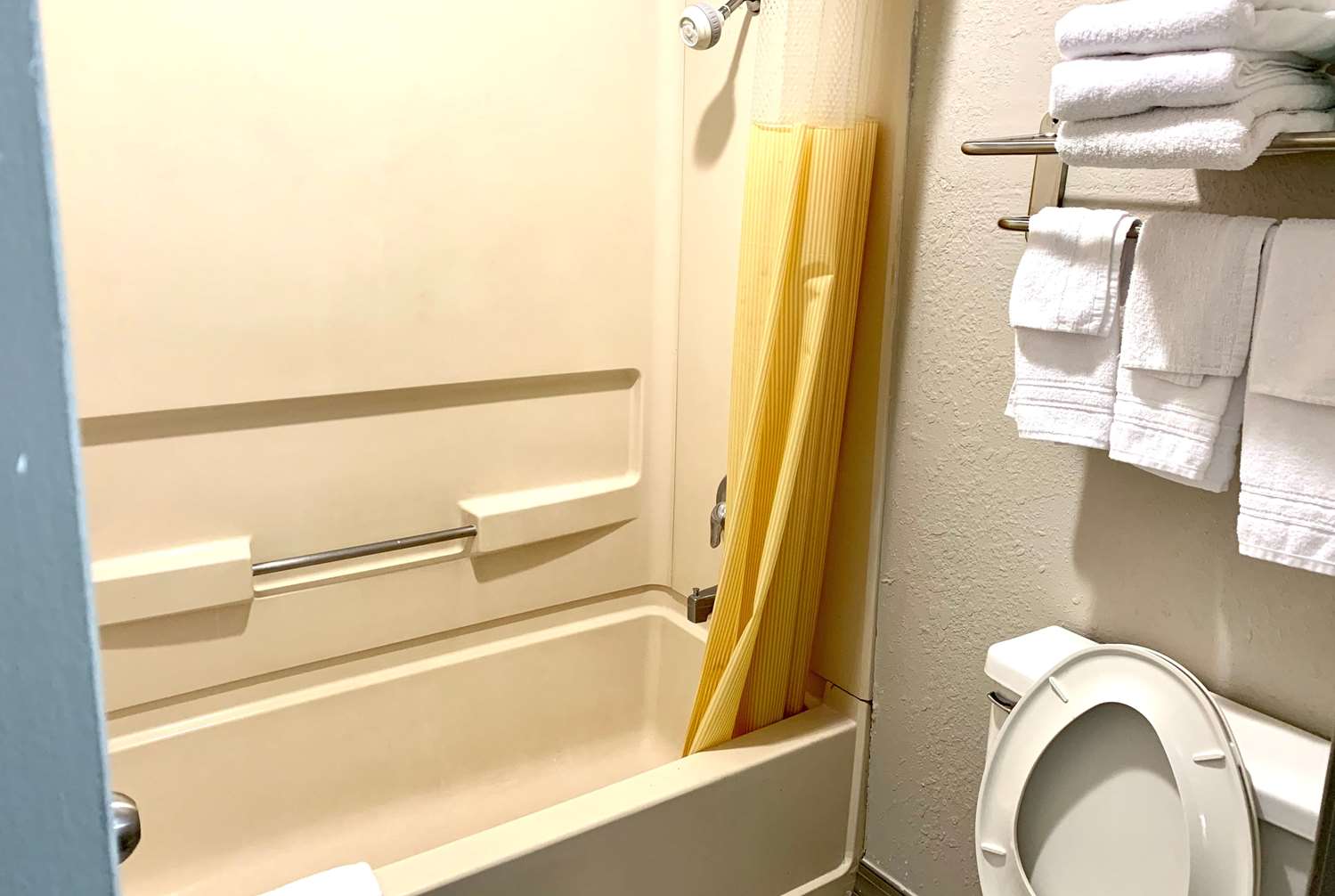 Days Inn By Wyndham Canton 38/43