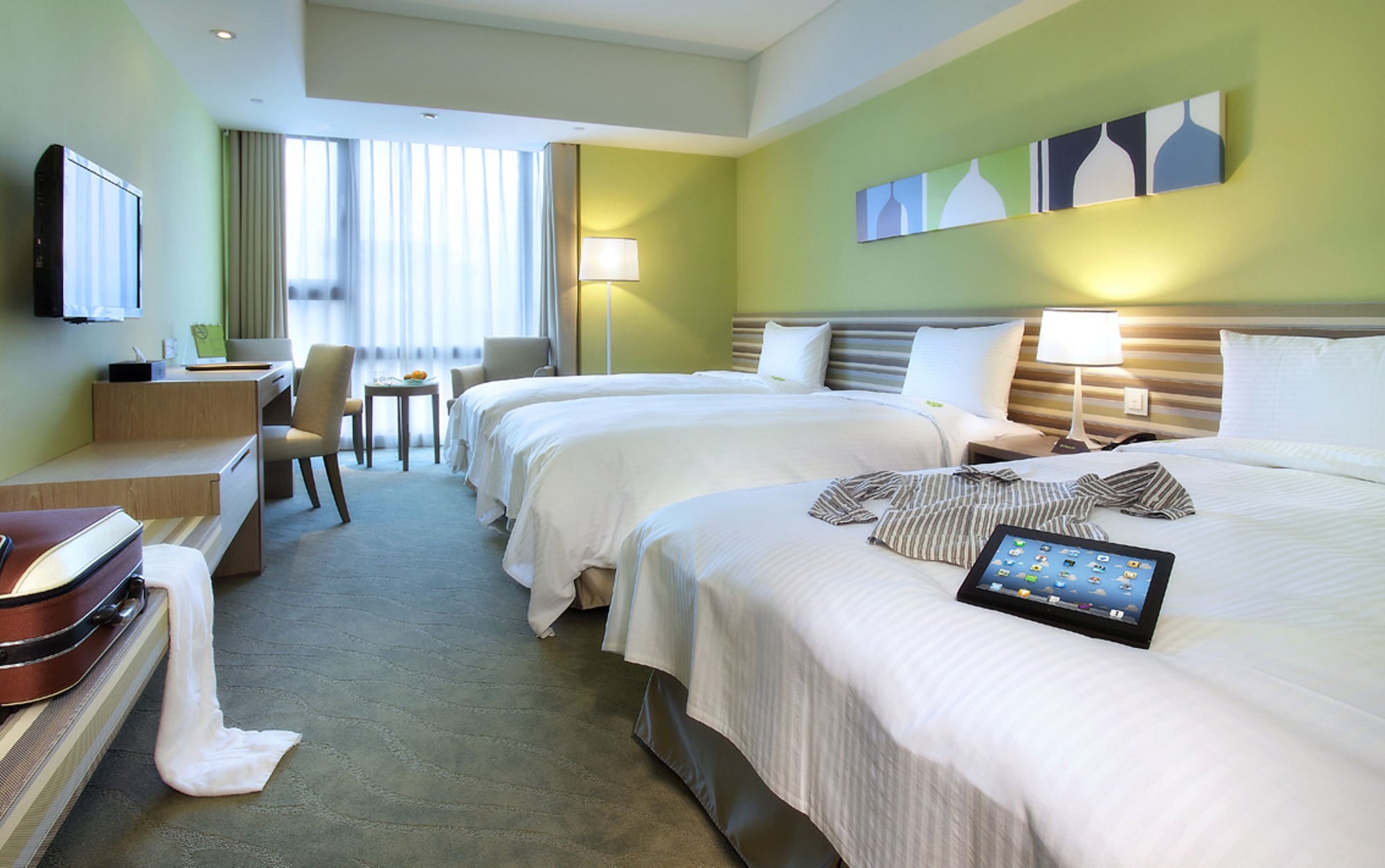 ROOM, QUEEN AND TWIN BEDS