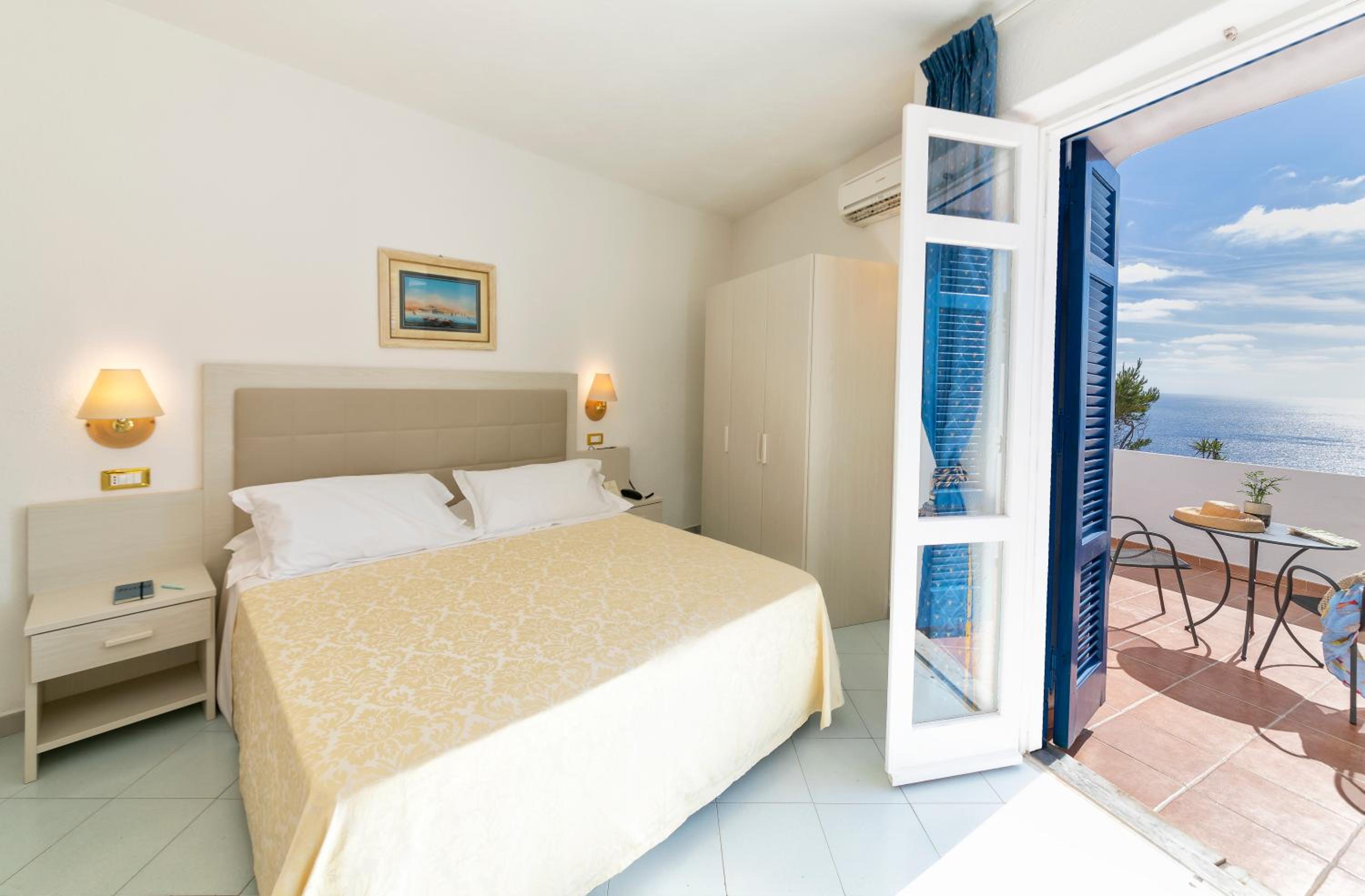 غرفة ديلوكس بسرير مزدوج بإطلالة على البحر بشرفة، Hotel Grazia Alla Scannella 2/5