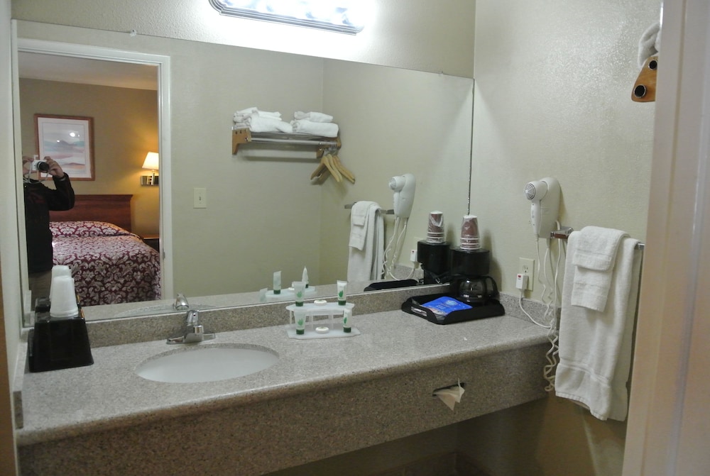 Vino Inn & Suites (ex Rancho Tee Motel) 14/63